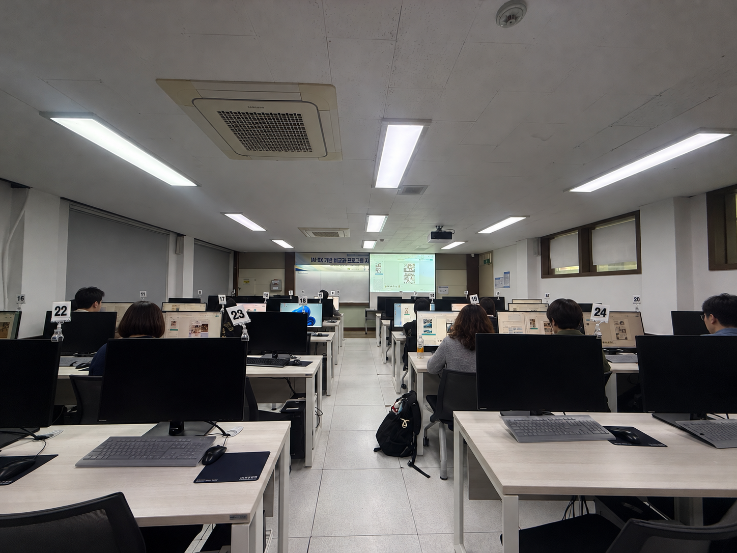 10월 29일 선린대학교 미리캔버스 특강에서 수강생들이 컴퓨터로 디자인 실습을 진행하고 있습니다.